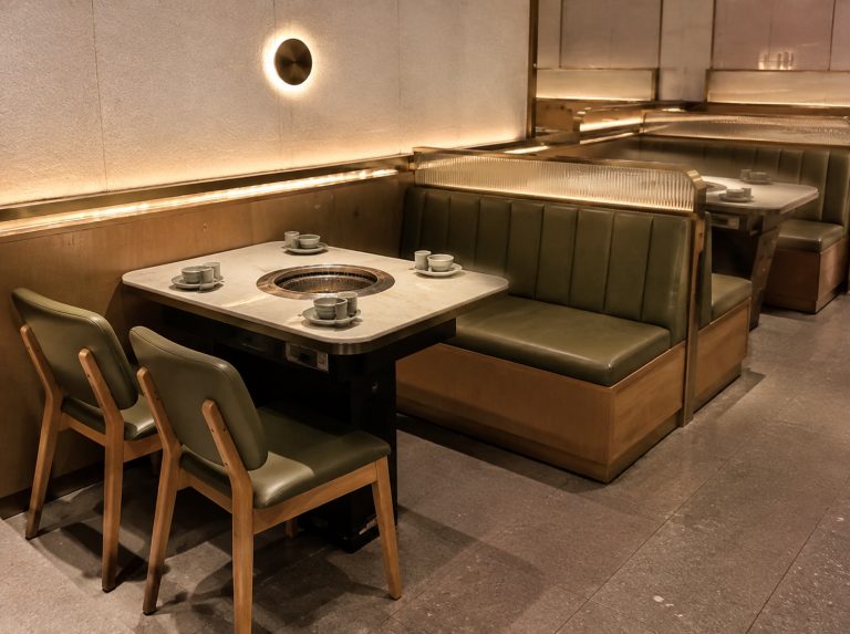 修文县火锅店卡座沙发与餐桌椅
